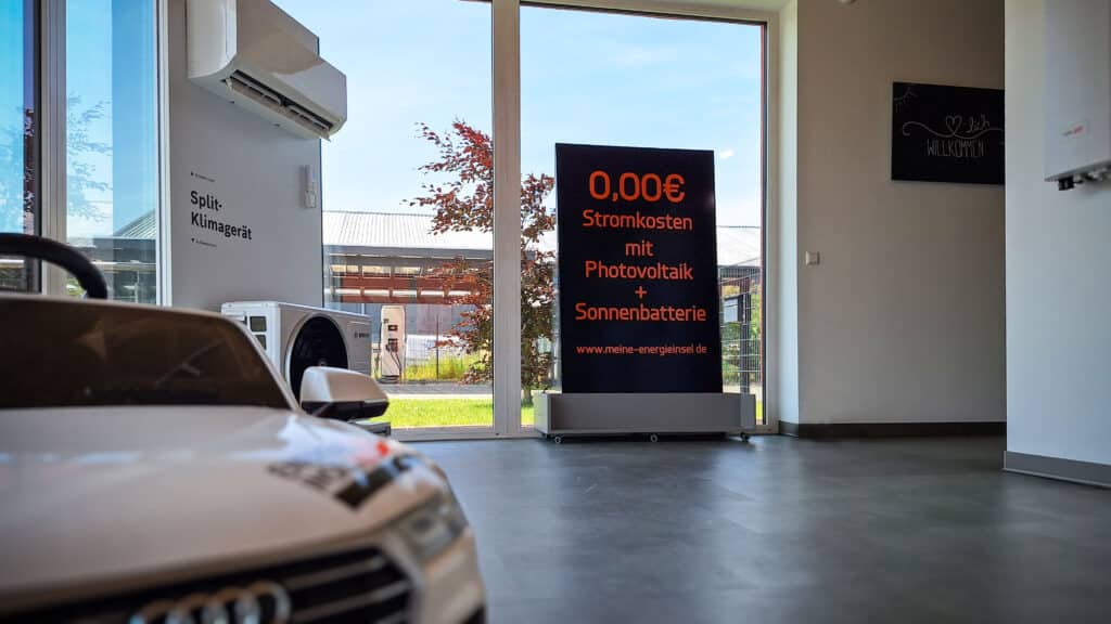 Ein Teil der Energieinsel Ausstellung in Oberkrämer mit einem Solarmodul