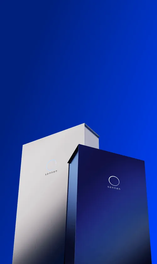 sonnen Batterien auf blauem Hintergrund